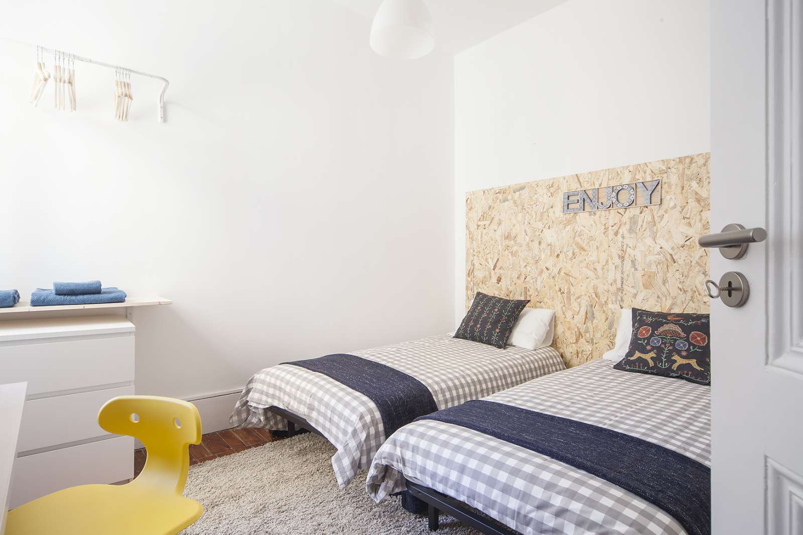 Twin Beds in Nice rooms for rent in 7-bedroom apartment near Nuno Álvares Garden