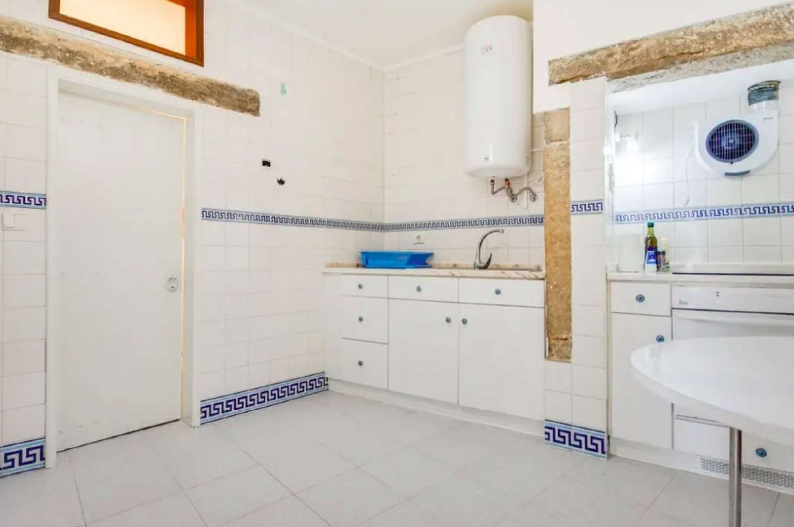 Colorful 2-bedroom apartment for rent near Teatro Taborda in Mouraria