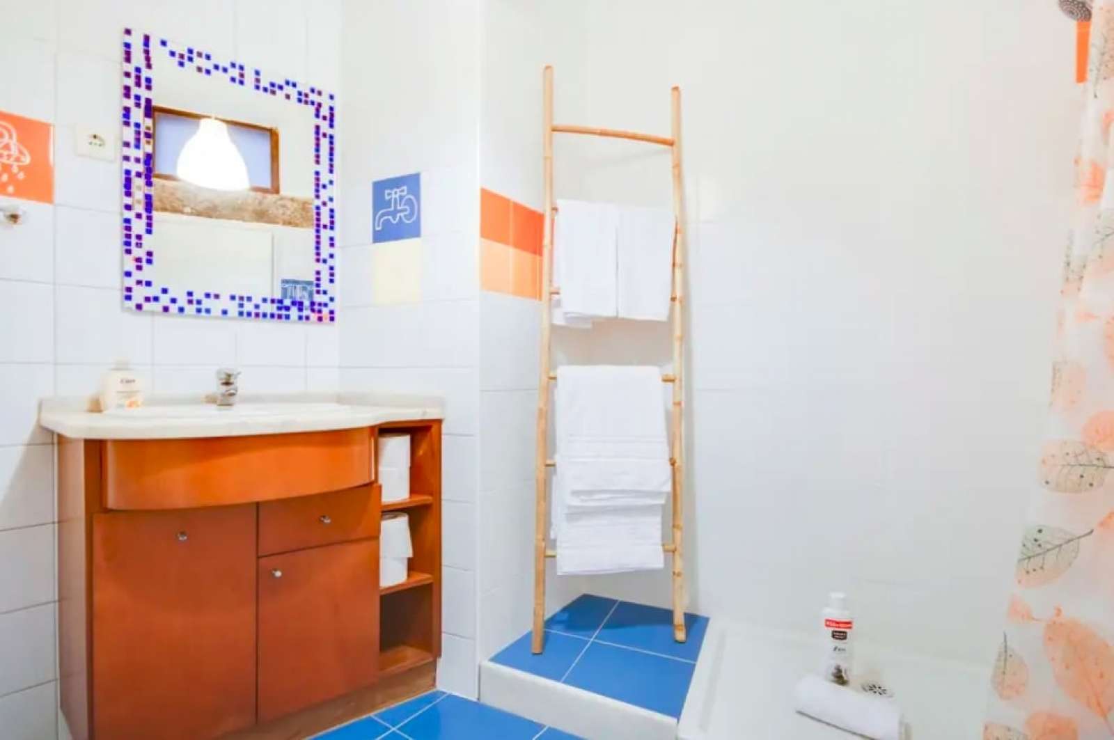 Colorful 2-bedroom apartment for rent near Teatro Taborda in Mouraria