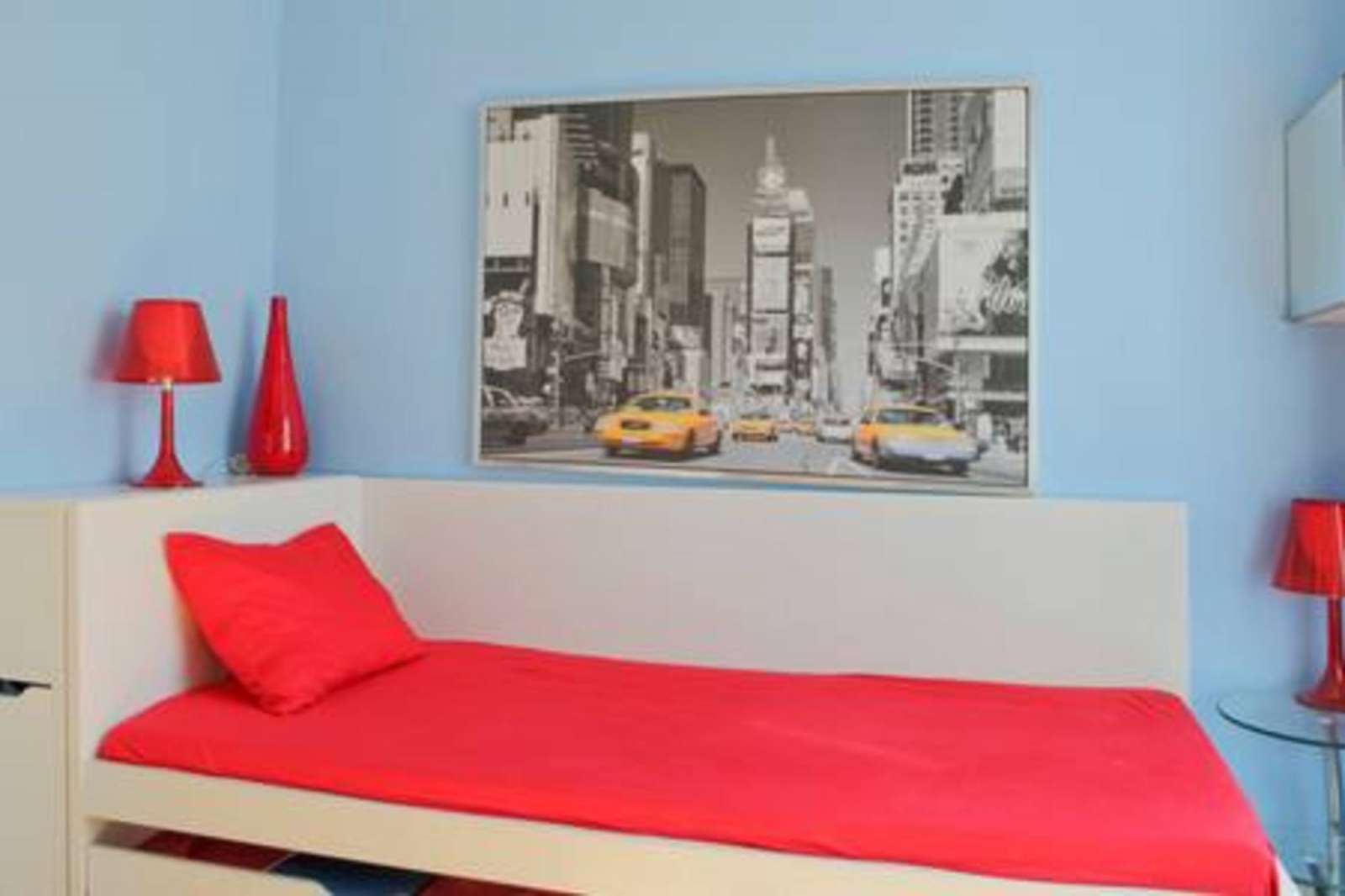 Double bed in Rooms for rent in sunny 5-bedroom apartment with AC in authentic Arroios