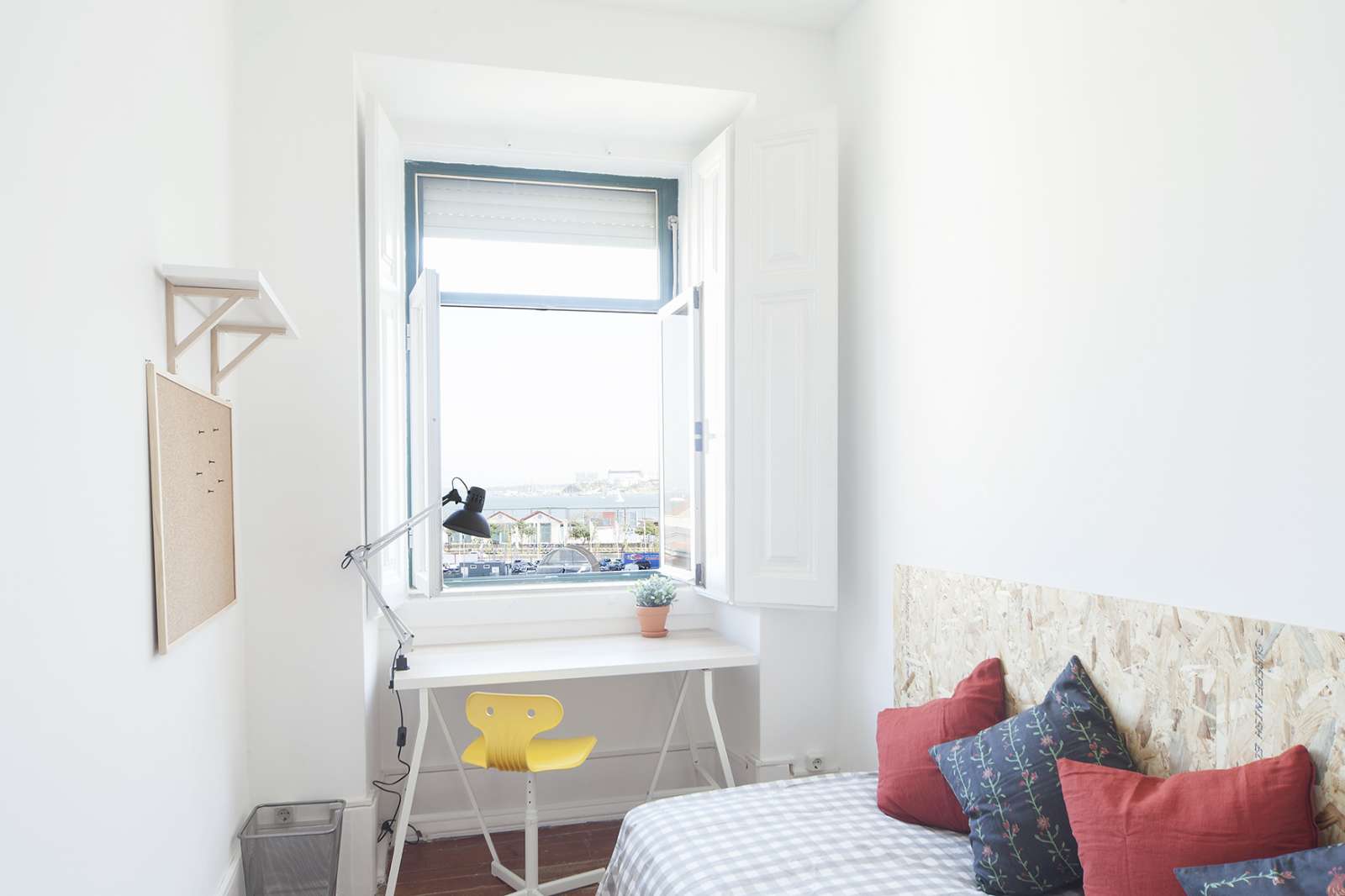 Double bed in Nice rooms for rent in 7-bedroom apartment near Nuno Álvares Garden