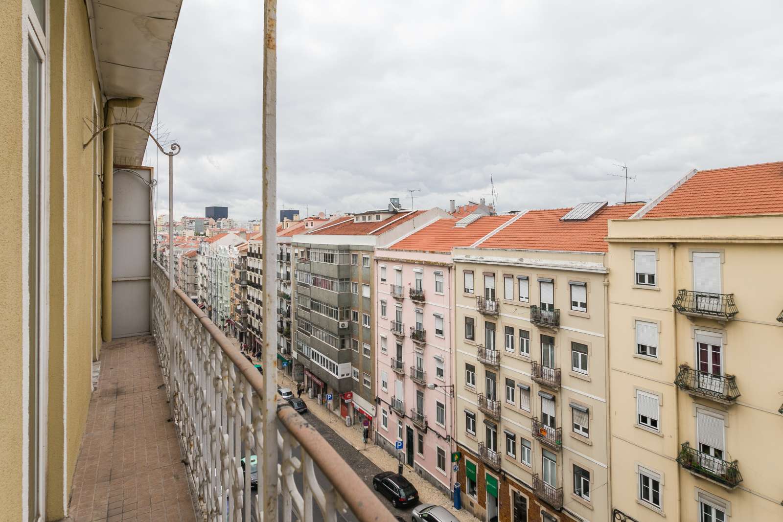 Double Bed in Rooms for rent in 6-bedroom apartment in Penha de França