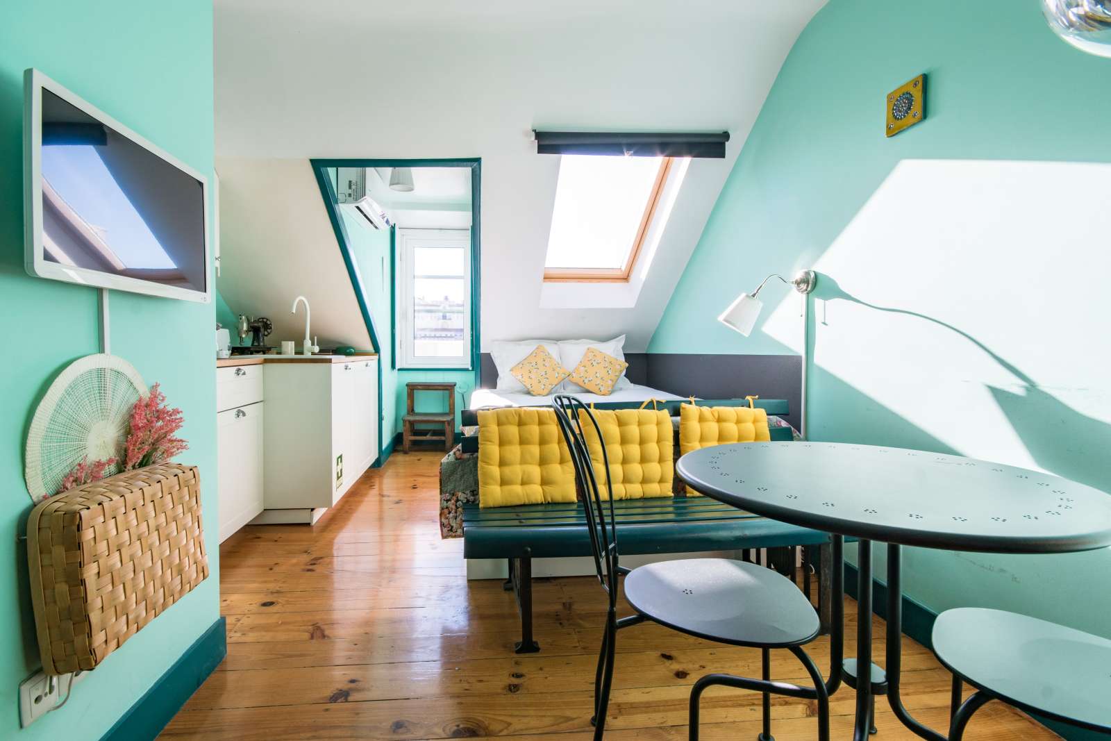 Impressive studio apartment for rent close to Figueira Square in Arroios