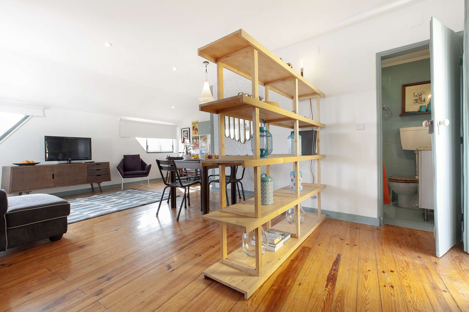 Large and Sunny Room For Rent In Amadora