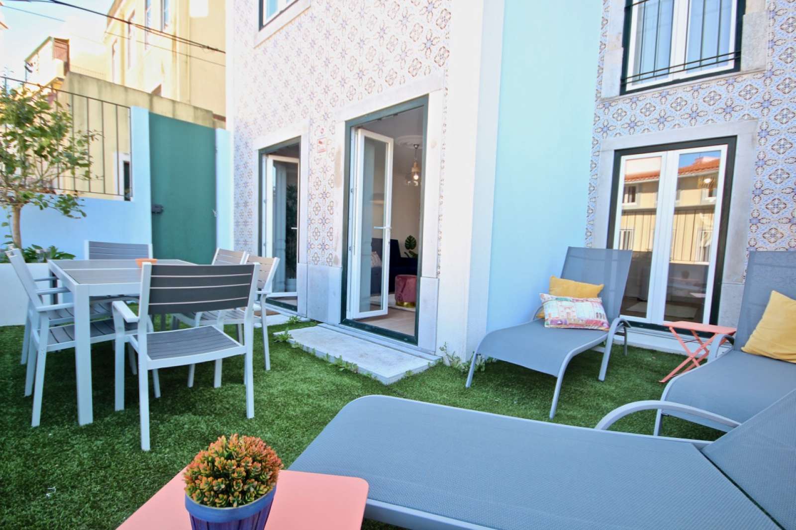 Excellent 2-bedroom apartment for rent near Hangar Art Gallery in Graça