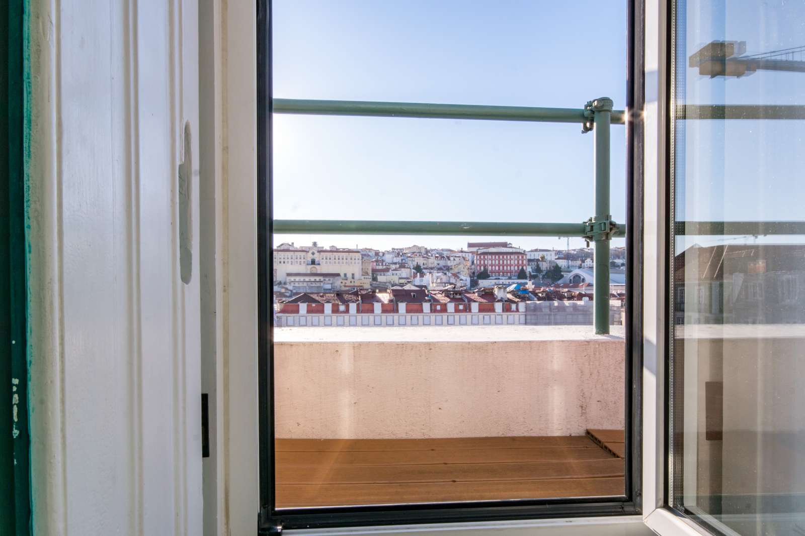 Impressive studio apartment for rent close to Figueira Square in Arroios