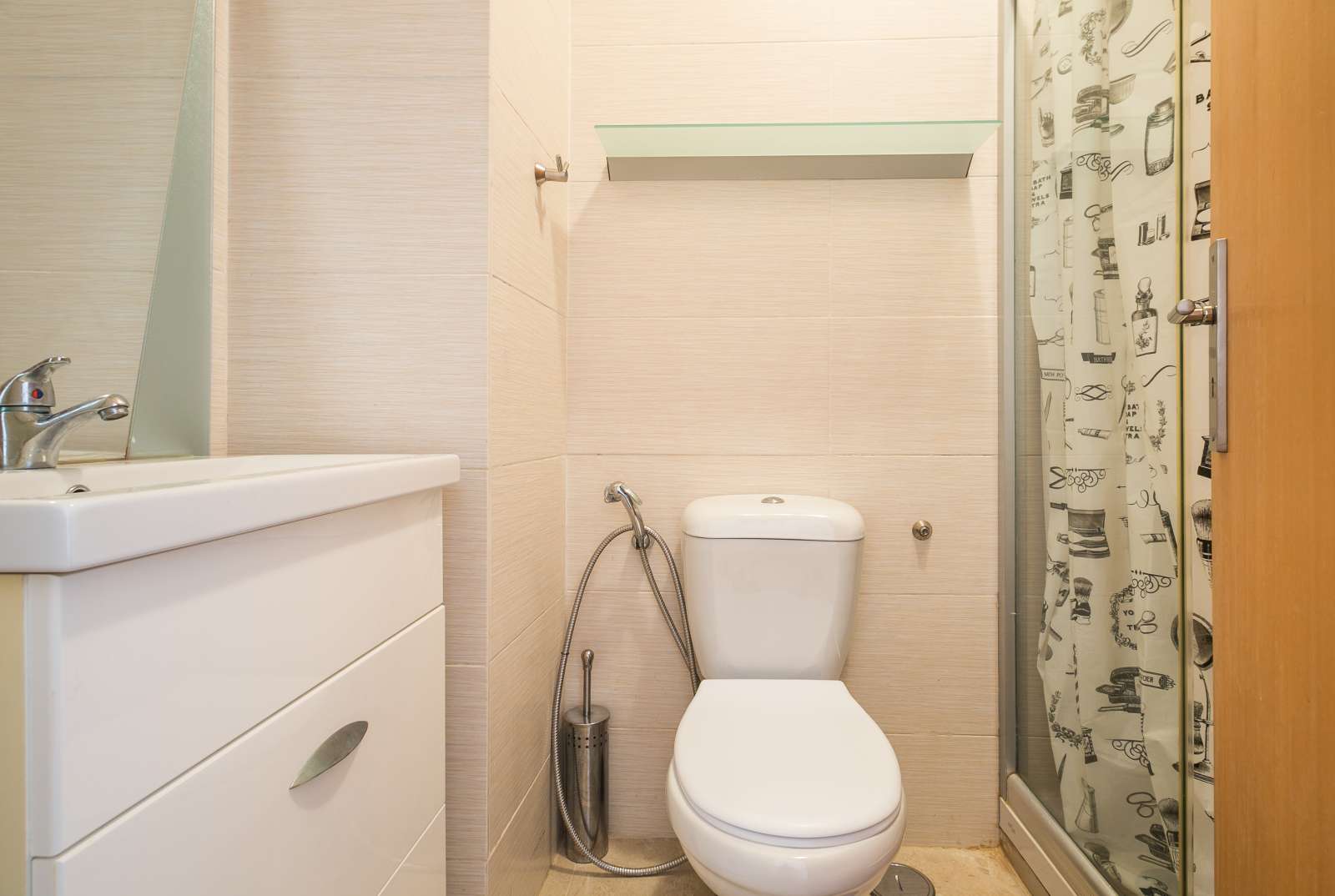 Double Bed in Rooms for rent in 6-bedroom apartment in Penha de França