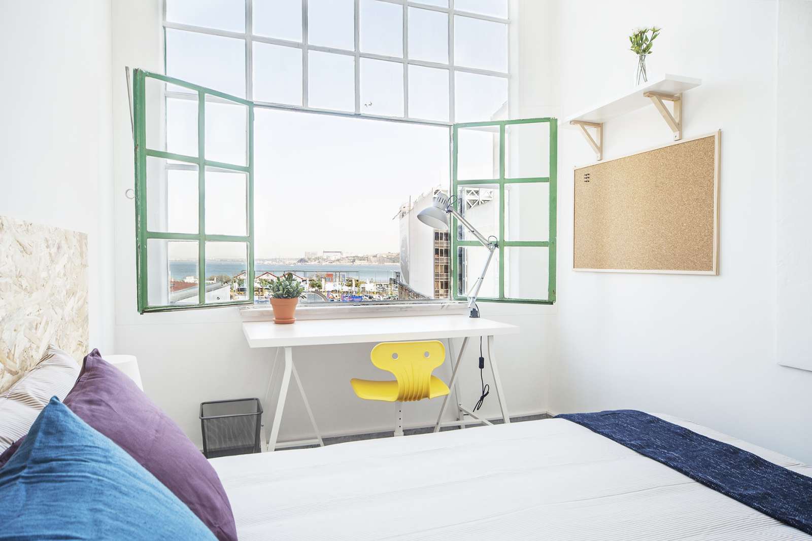 Double bed in Nice rooms for rent in 7-bedroom apartment near Nuno Álvares Garden