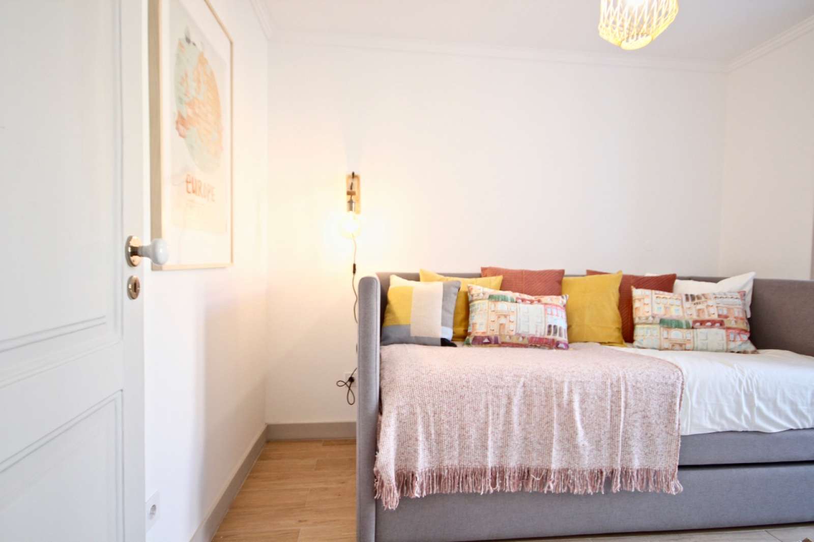 Excellent 2-bedroom apartment for rent near Hangar Art Gallery in Graça