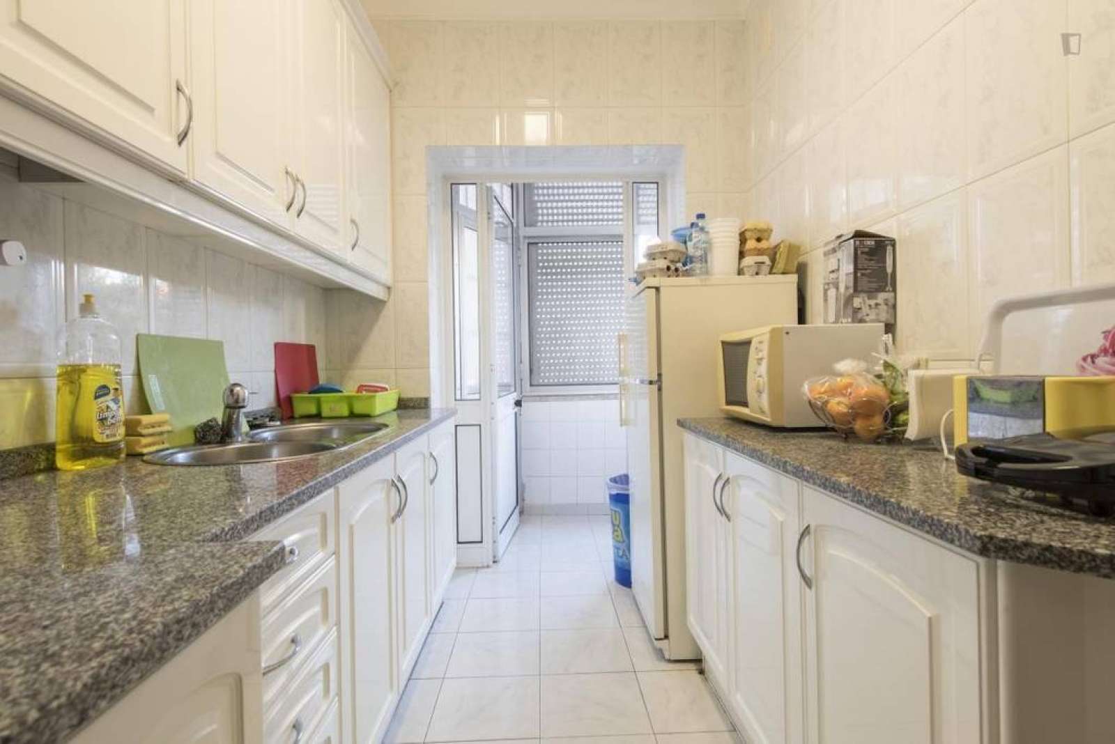 Double bed in Rooms for rent in a spacious 4-bedroom apartment in Alvalade