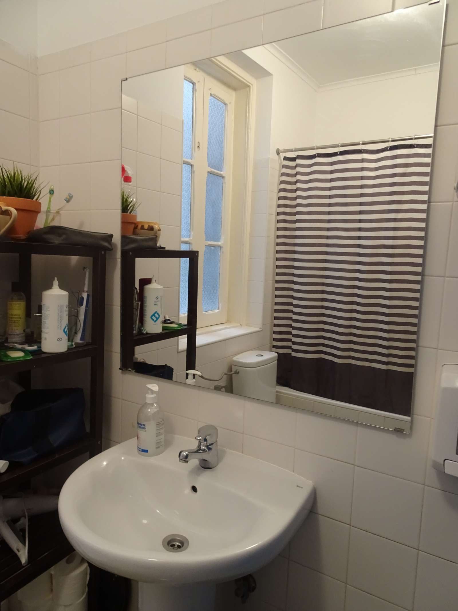 Double bed in Rooms for rent in 7-bedroom apartment in Arroios