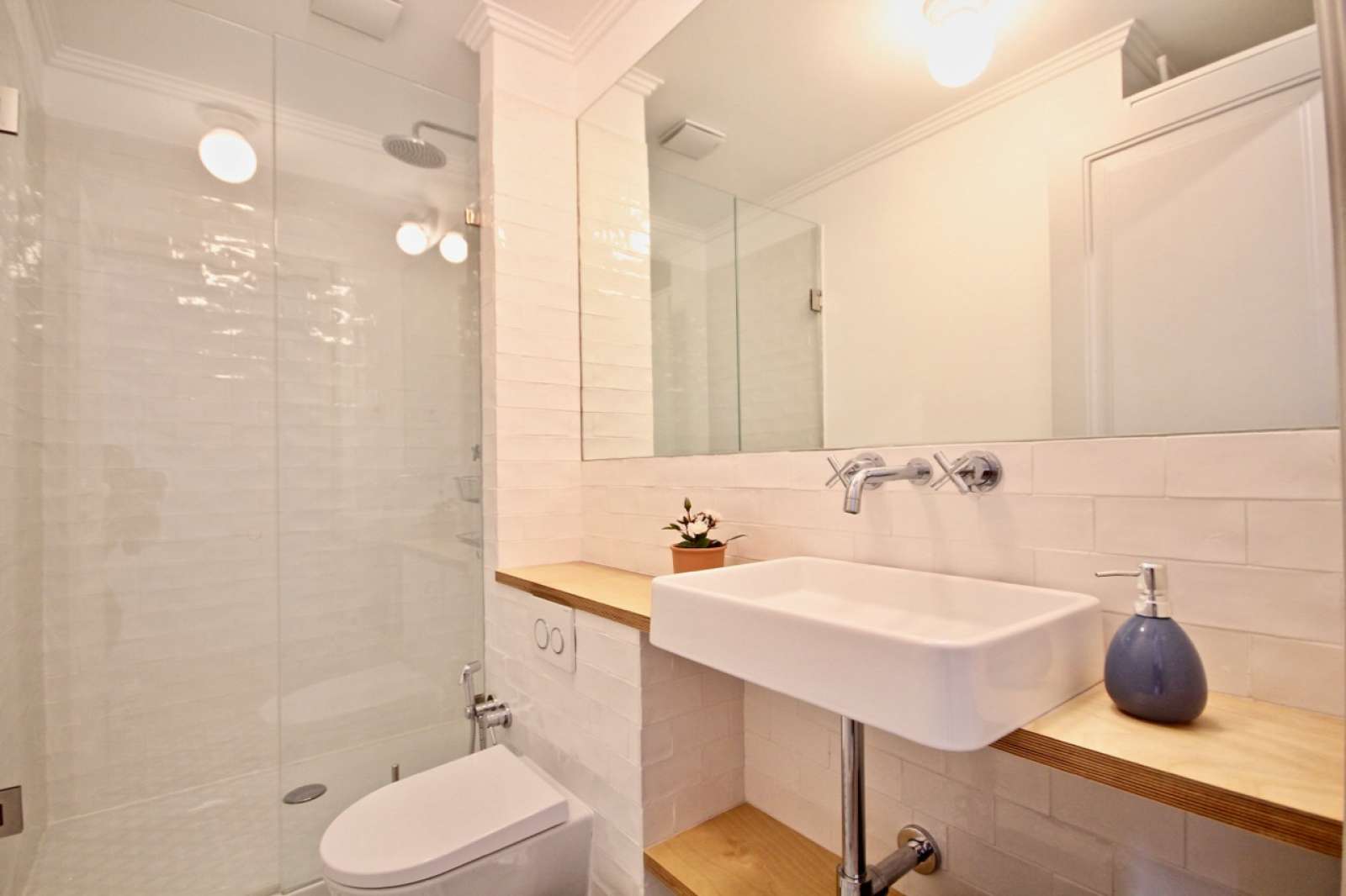 Excellent 2-bedroom apartment for rent near Hangar Art Gallery in Graça