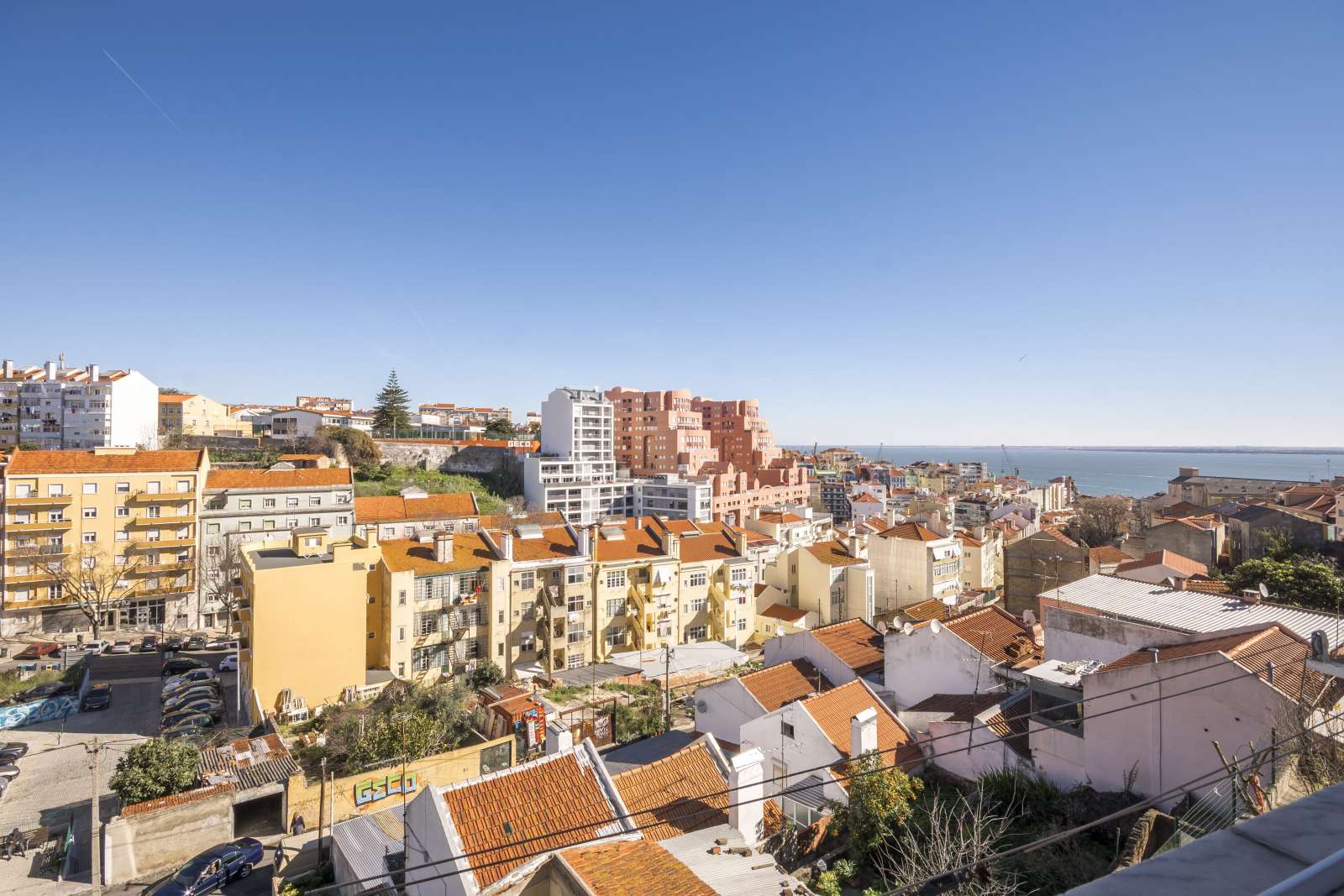 2-bedroom apartment for rent in Graça e São Vicente