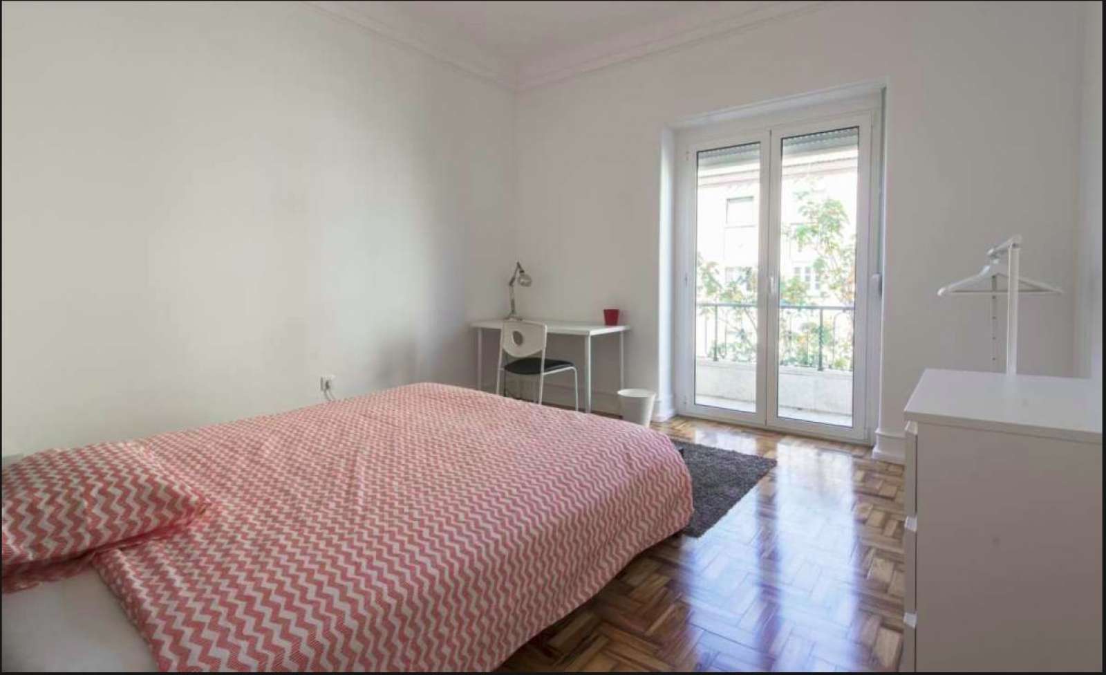 Double Bed in Rooms for rent in 5-bedroom apartment in Areeiro
