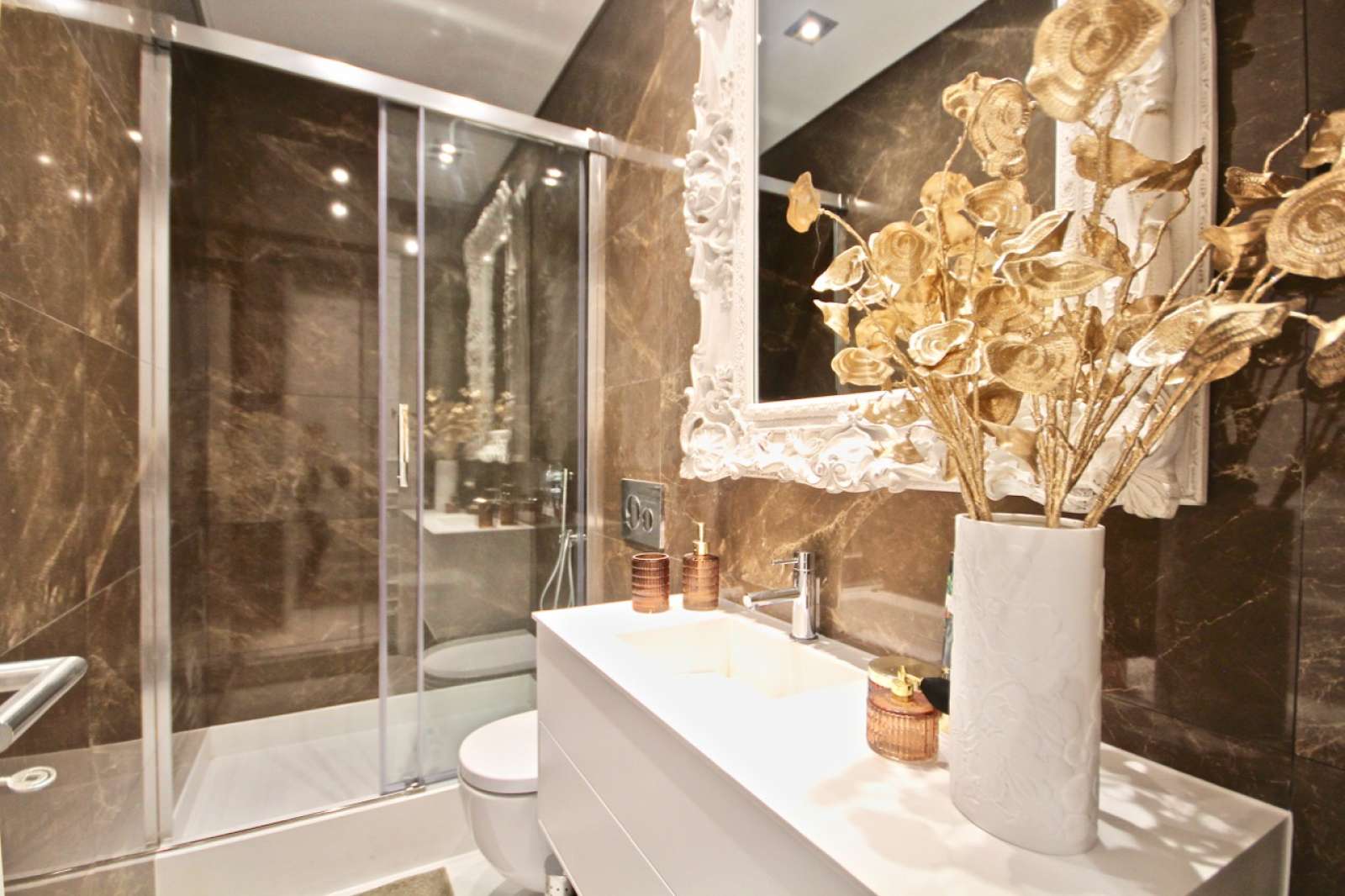 Spacious 2-bedroom apartment for rent in Estrela and Lapa