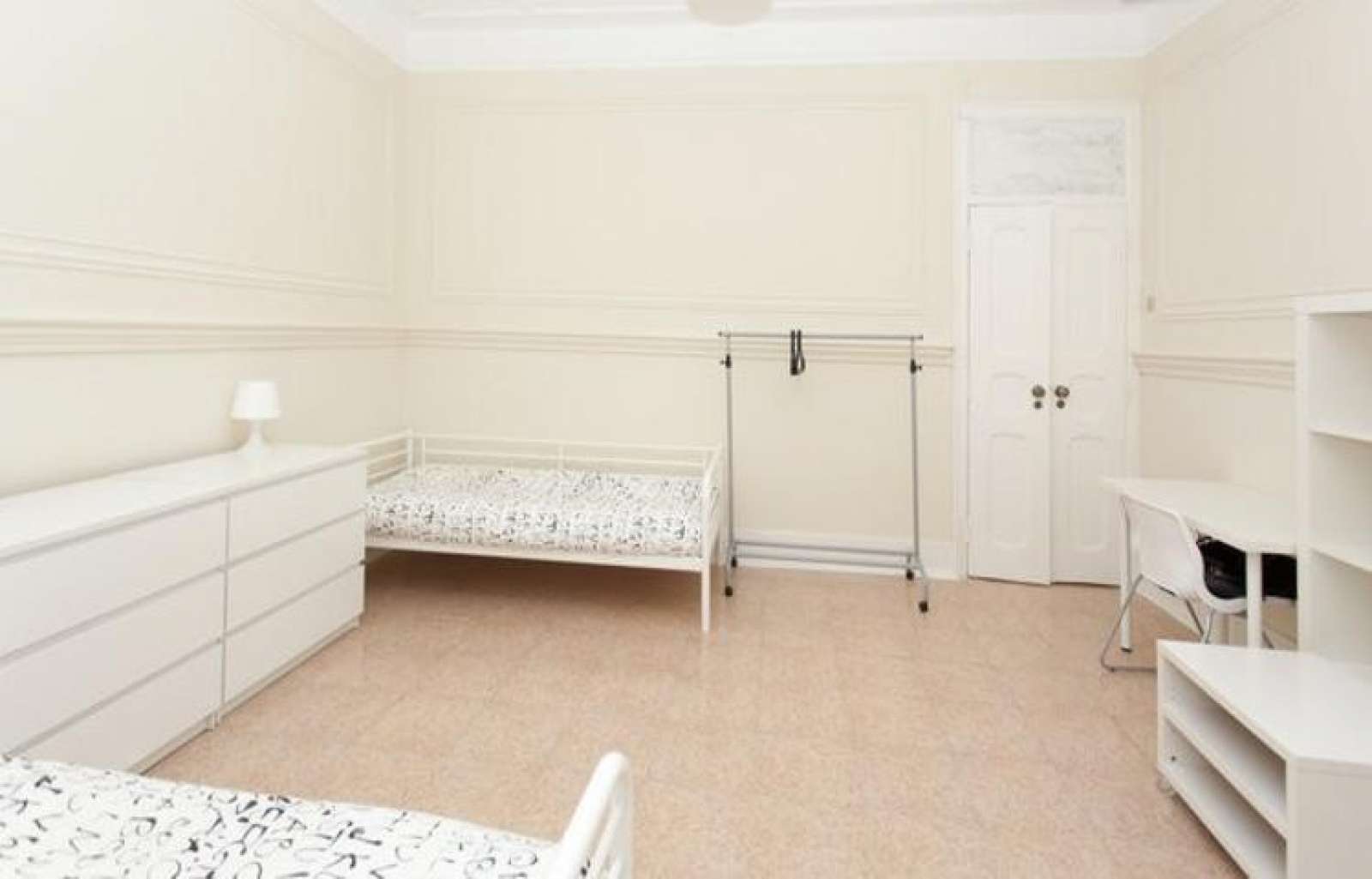 Single Bed in Modern rooms for rent in 6-bedroom apartment in Avenidas Novas