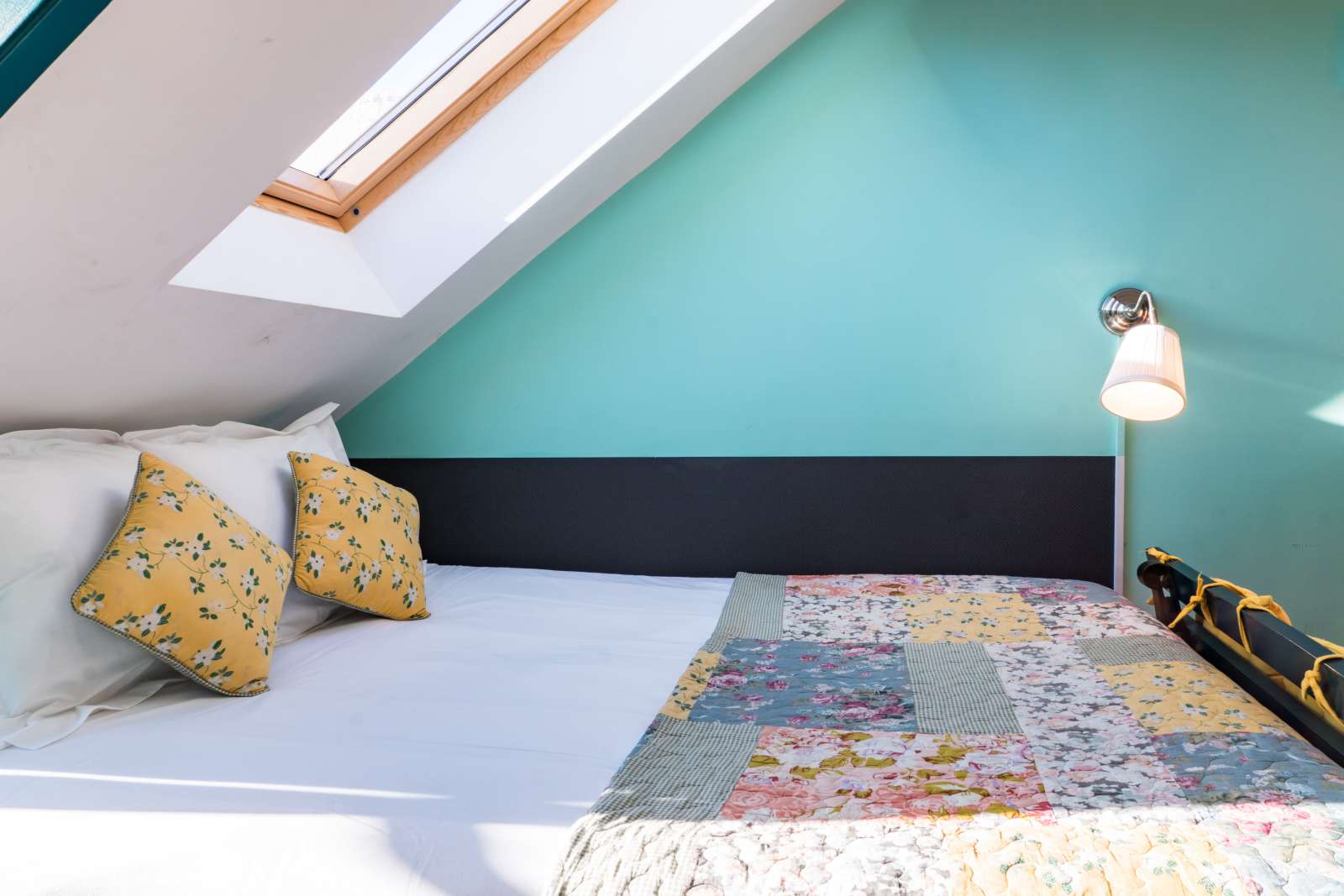 Impressive studio apartment for rent close to Figueira Square in Arroios