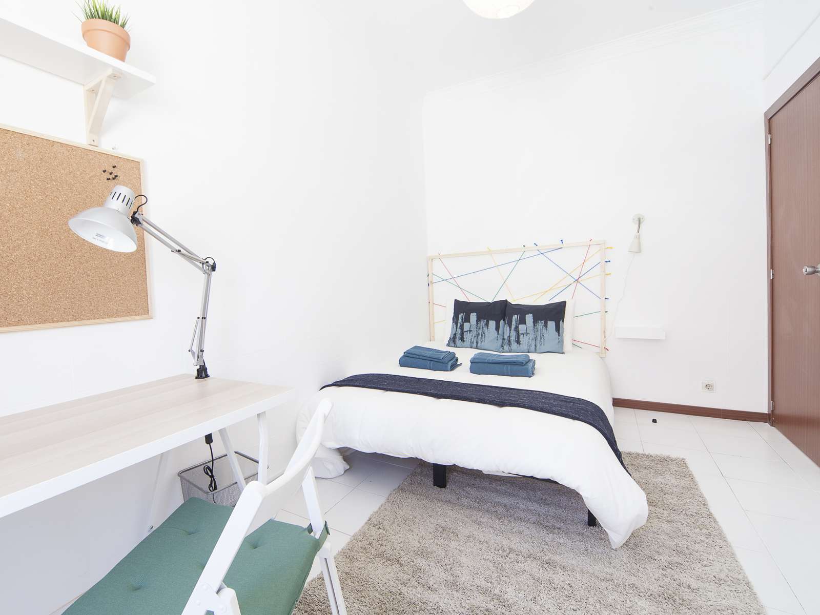 Double bed in Rooms for rent in 7-bedroom apartment in Arroios