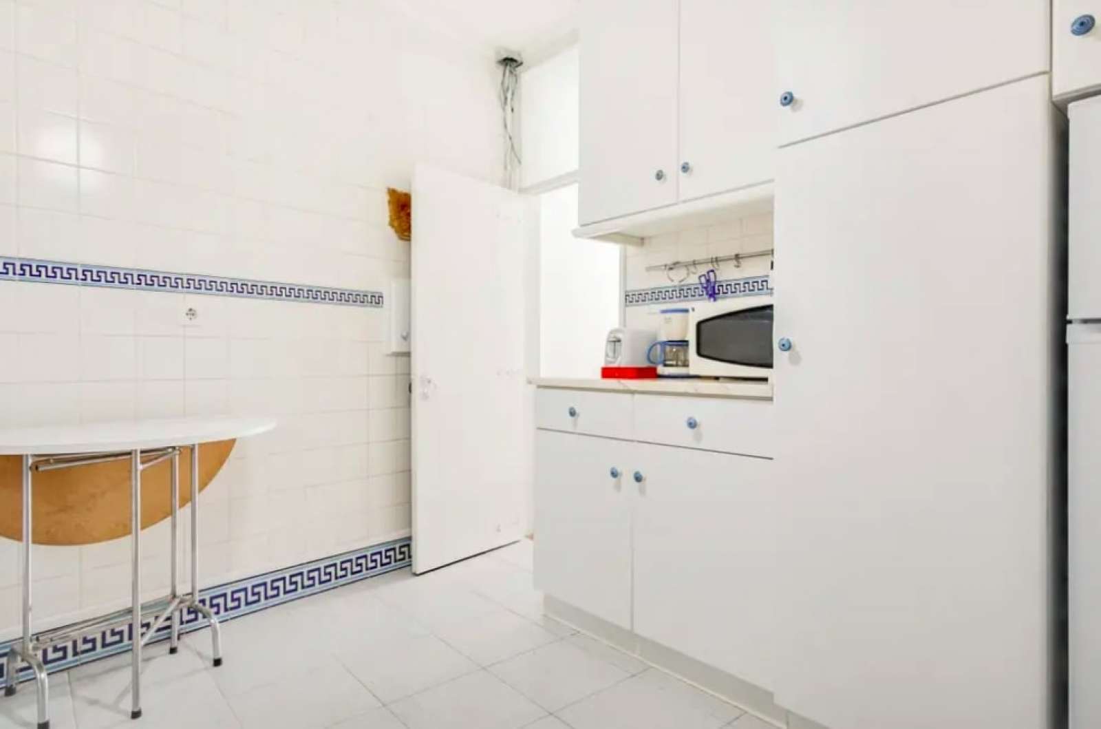 Colorful 2-bedroom apartment for rent near Teatro Taborda in Mouraria