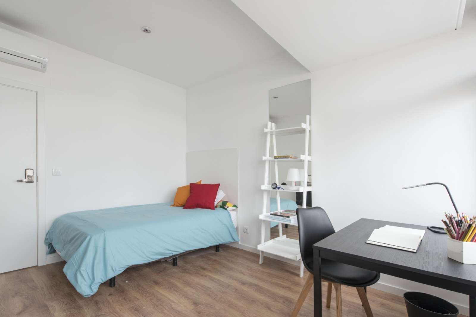 Double bed in Rooms for rent in 4-bedroom apartment near Auditorium Santa Joana Princesa in Alvalade