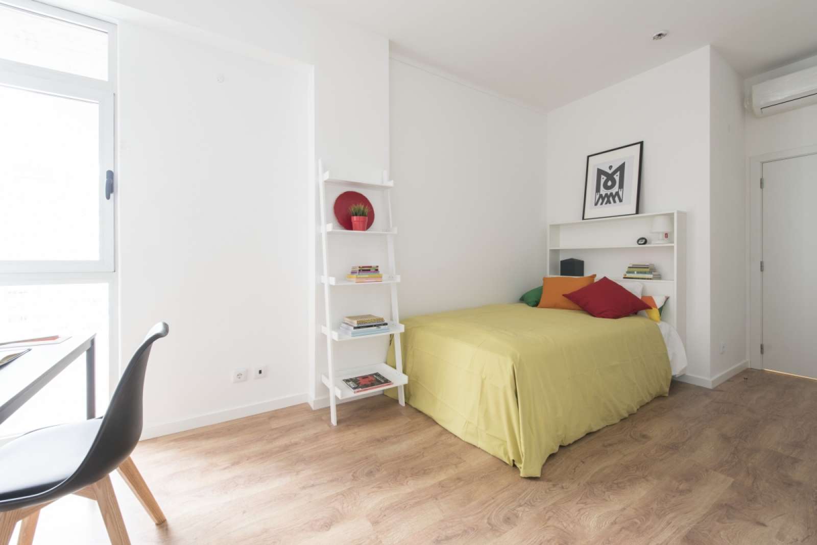 Double bed in Rooms for rent in 3-bedroom apartment near Museum of Lisbon at Pimenta Palace in Alvalade