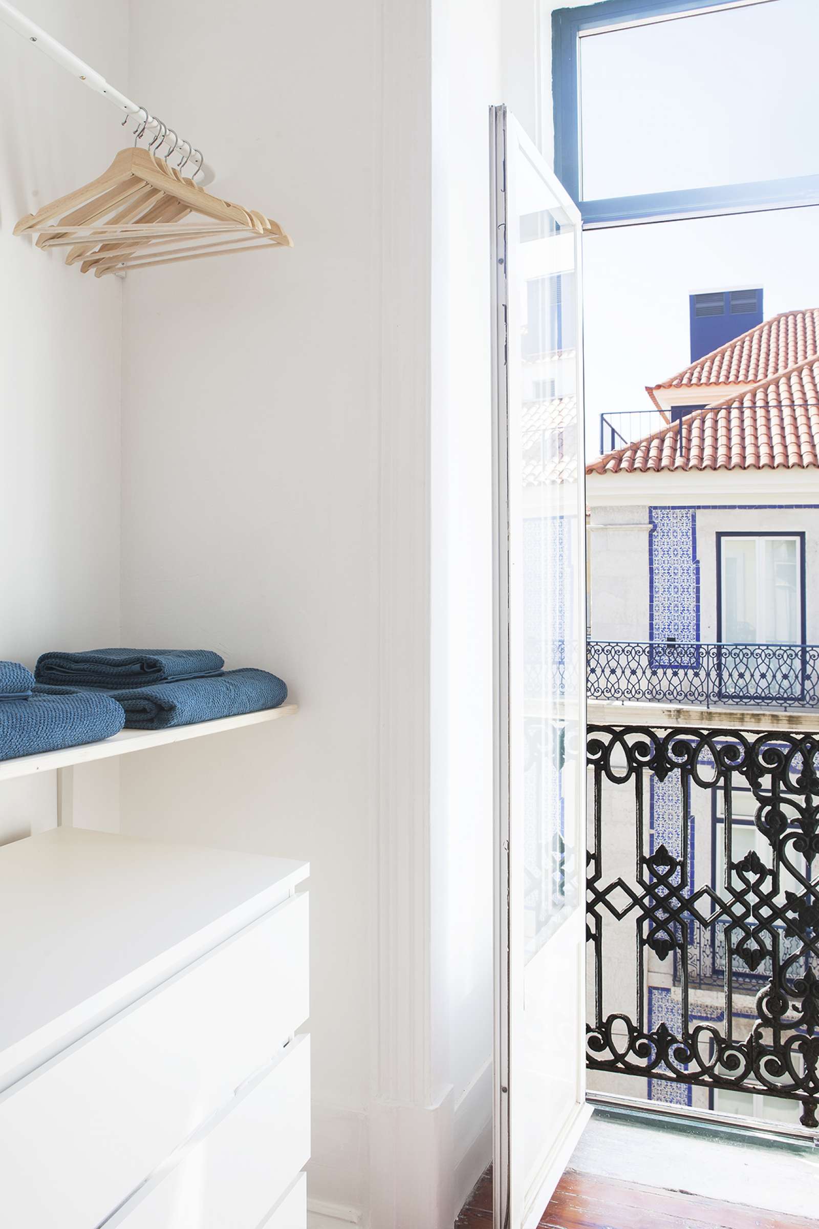 Double bed in Nice rooms for rent in 7-bedroom apartment near Nuno Álvares Garden