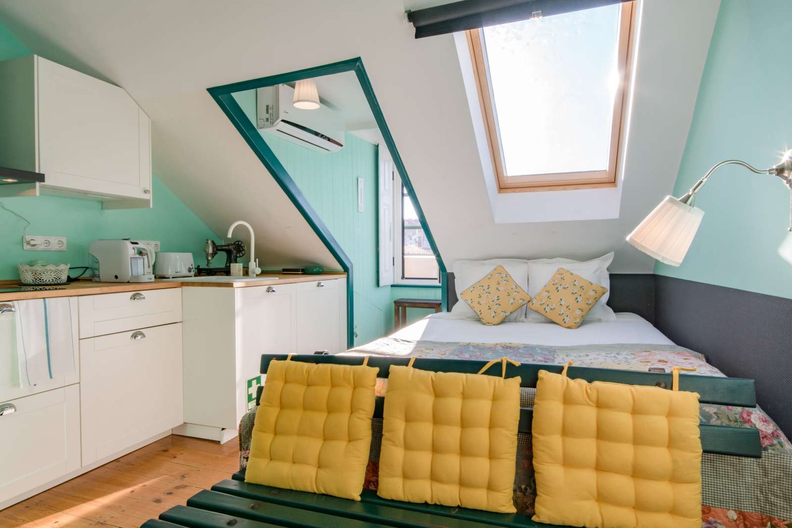 Impressive studio apartment for rent close to Figueira Square in Arroios