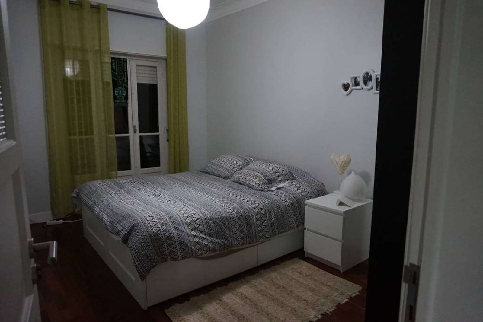 Double bed in Rooms for rent in a spacious 4-bedroom apartment in Alvalade