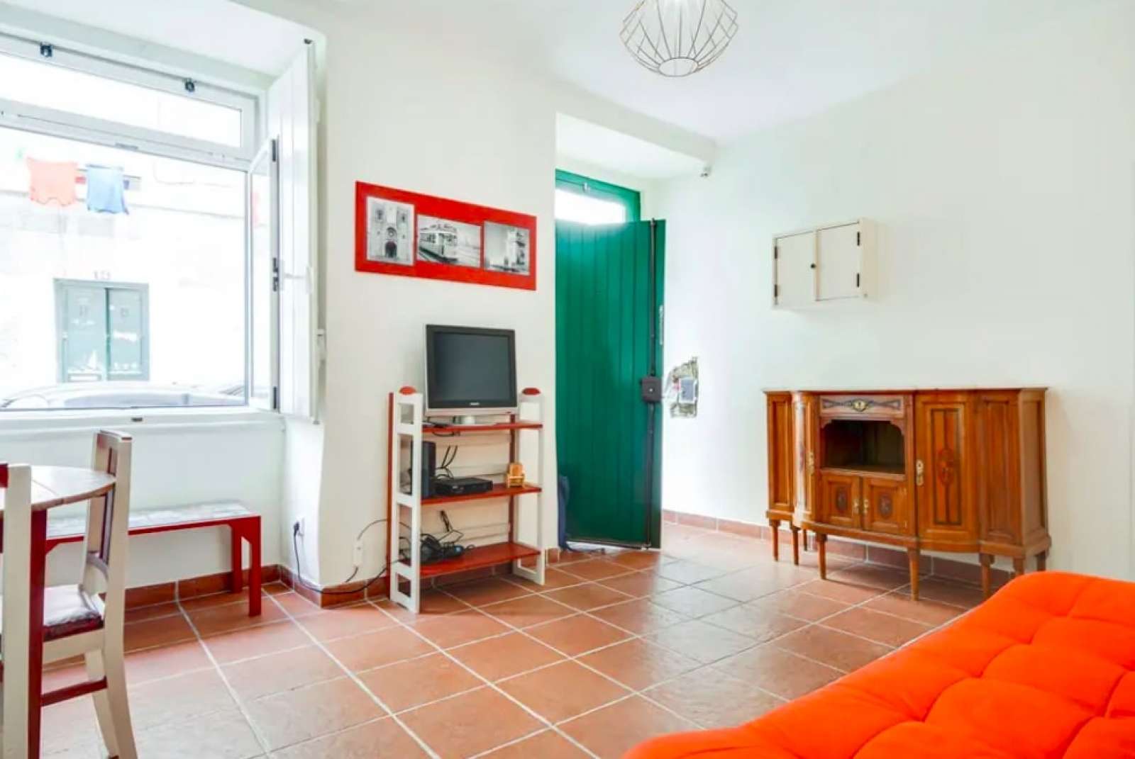 Colorful 2-bedroom apartment for rent near Teatro Taborda in Mouraria