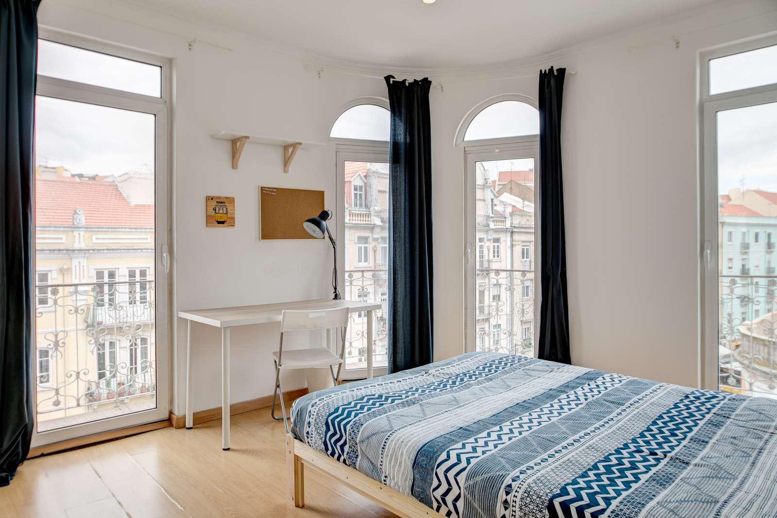 Double Bed in Rooms for rent in 6-bedroom apartment in Penha de França