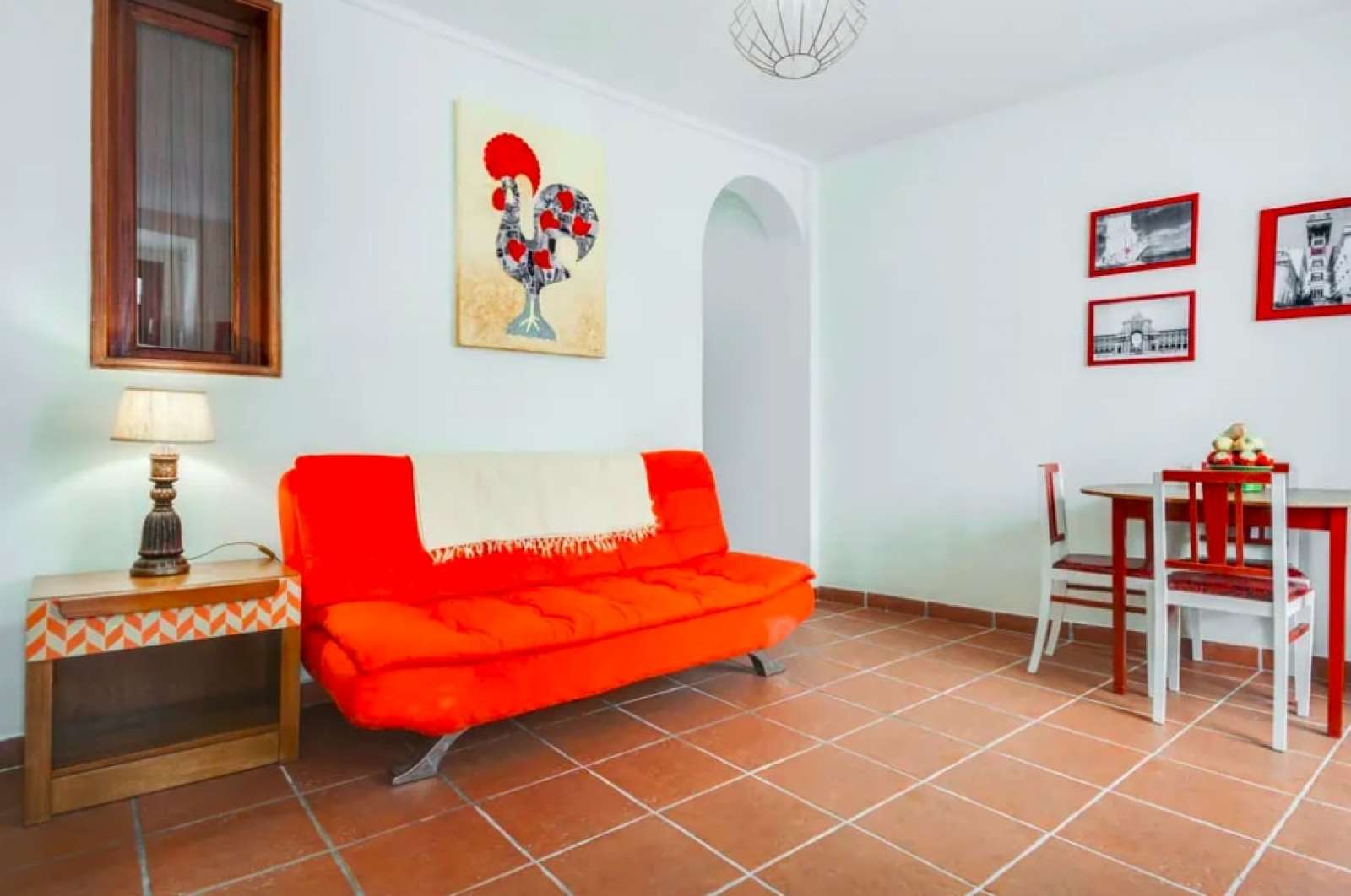 Colorful 2-bedroom apartment for rent near Teatro Taborda in Mouraria