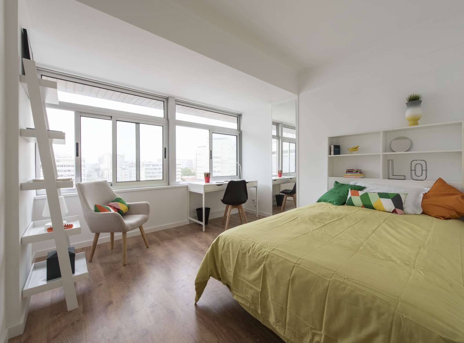 Double bed in Rooms for rent in 5-bedroom apartment near National Library of Portugal in Alvalade