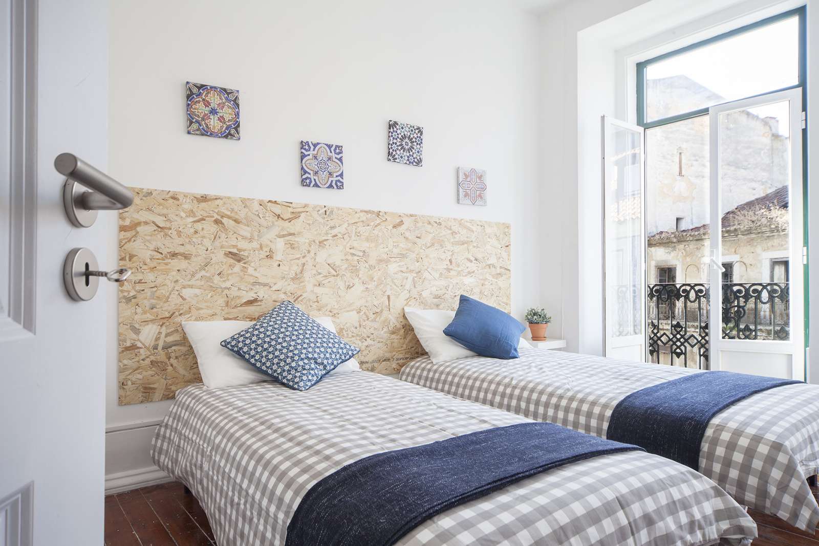 Twin Beds in Nice rooms for rent in 7-bedroom apartment near Nuno Álvares Garden