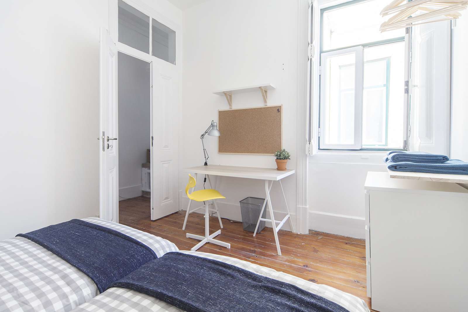 Twin Beds in Nice rooms for rent in 7-bedroom apartment near Nuno Álvares Garden