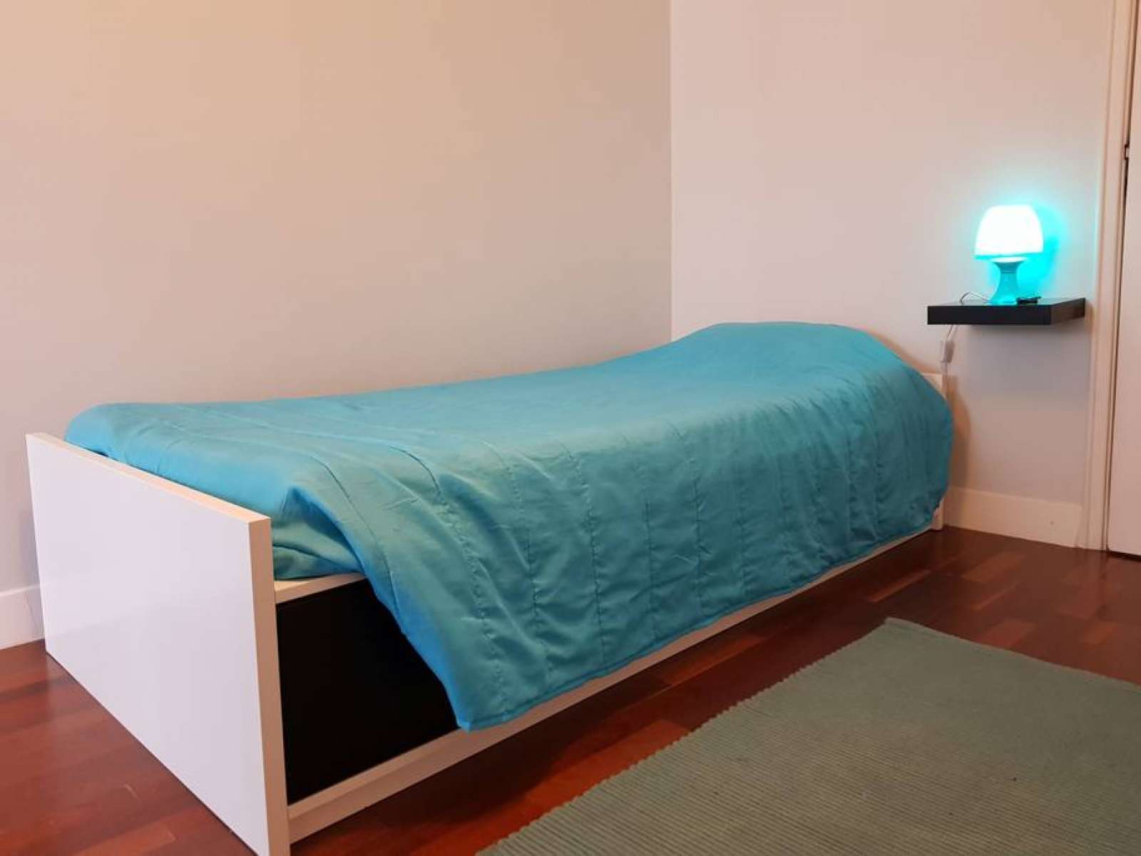 Single Bed in Rooms for rent in a spacious 4-bedroom apartment in Alvalade