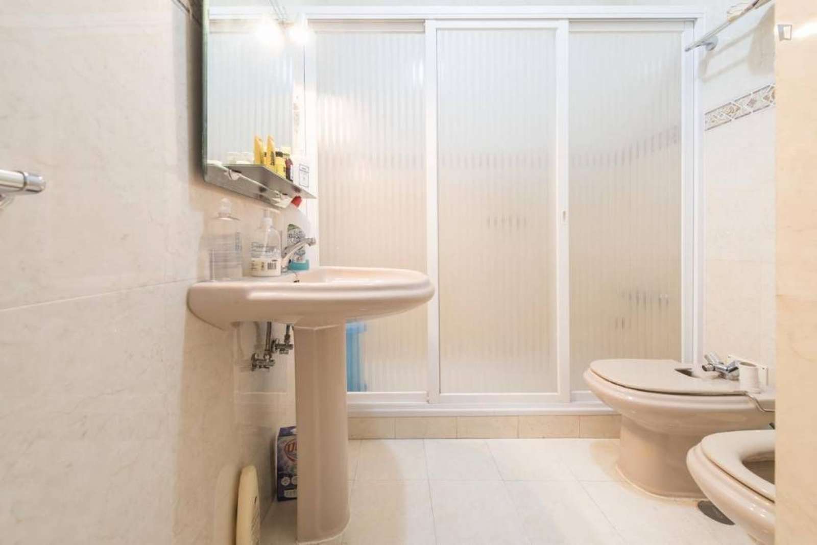 Double bed in Rooms for rent in a spacious 4-bedroom apartment in Alvalade