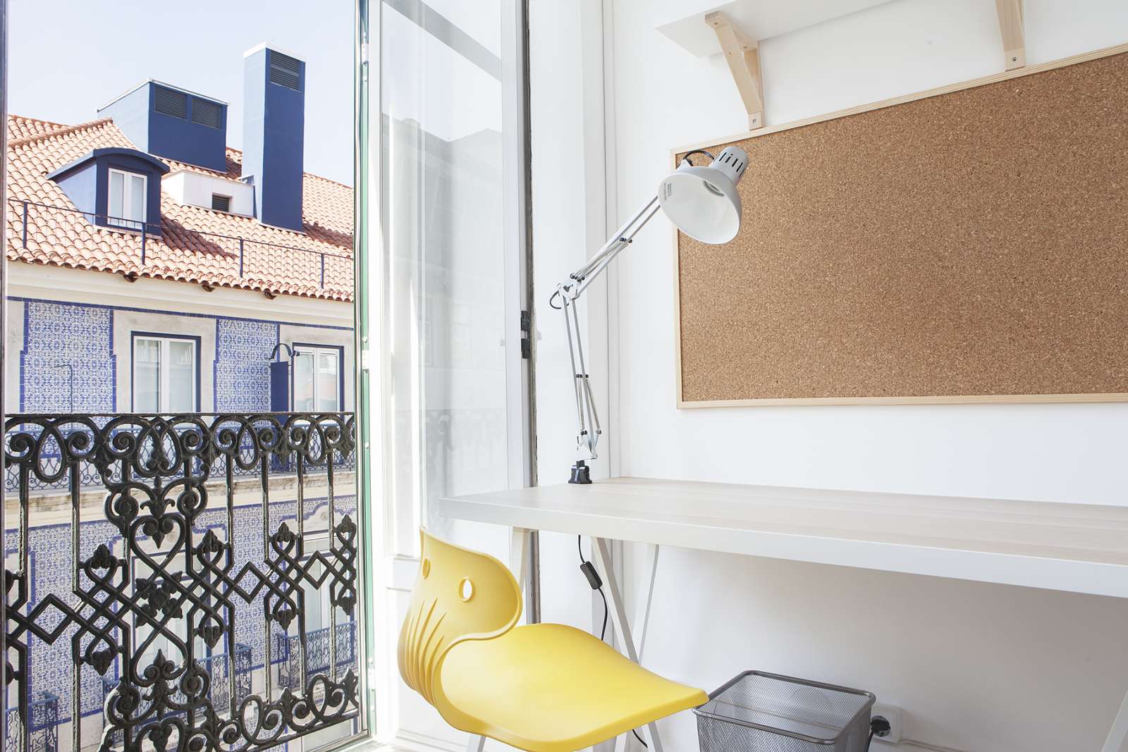 Twin Beds in Nice rooms for rent in 7-bedroom apartment near Nuno Álvares Garden