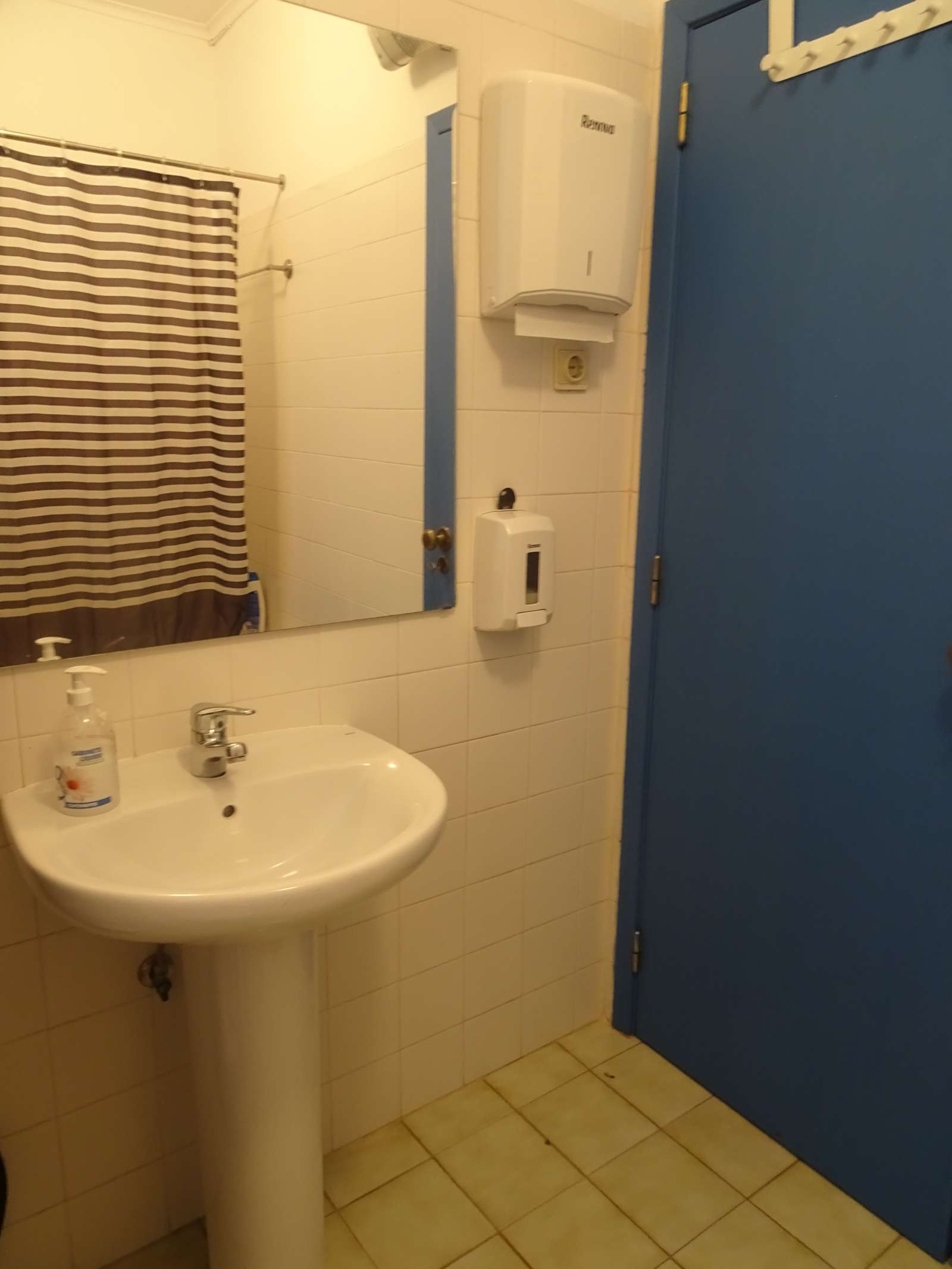 Double bed in Rooms for rent in 7-bedroom apartment in Arroios