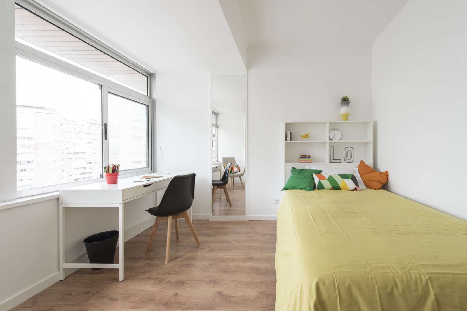 Double bed in Rooms for rent in 5-bedroom apartment near National Library of Portugal in Alvalade