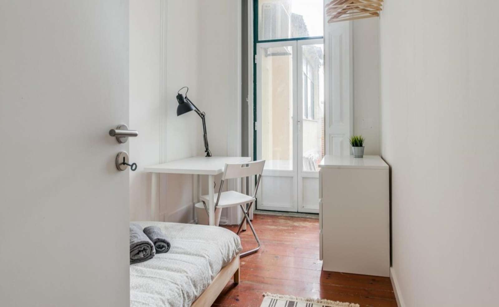 Large suny bedroom in Central Lisbon (1Km IST)