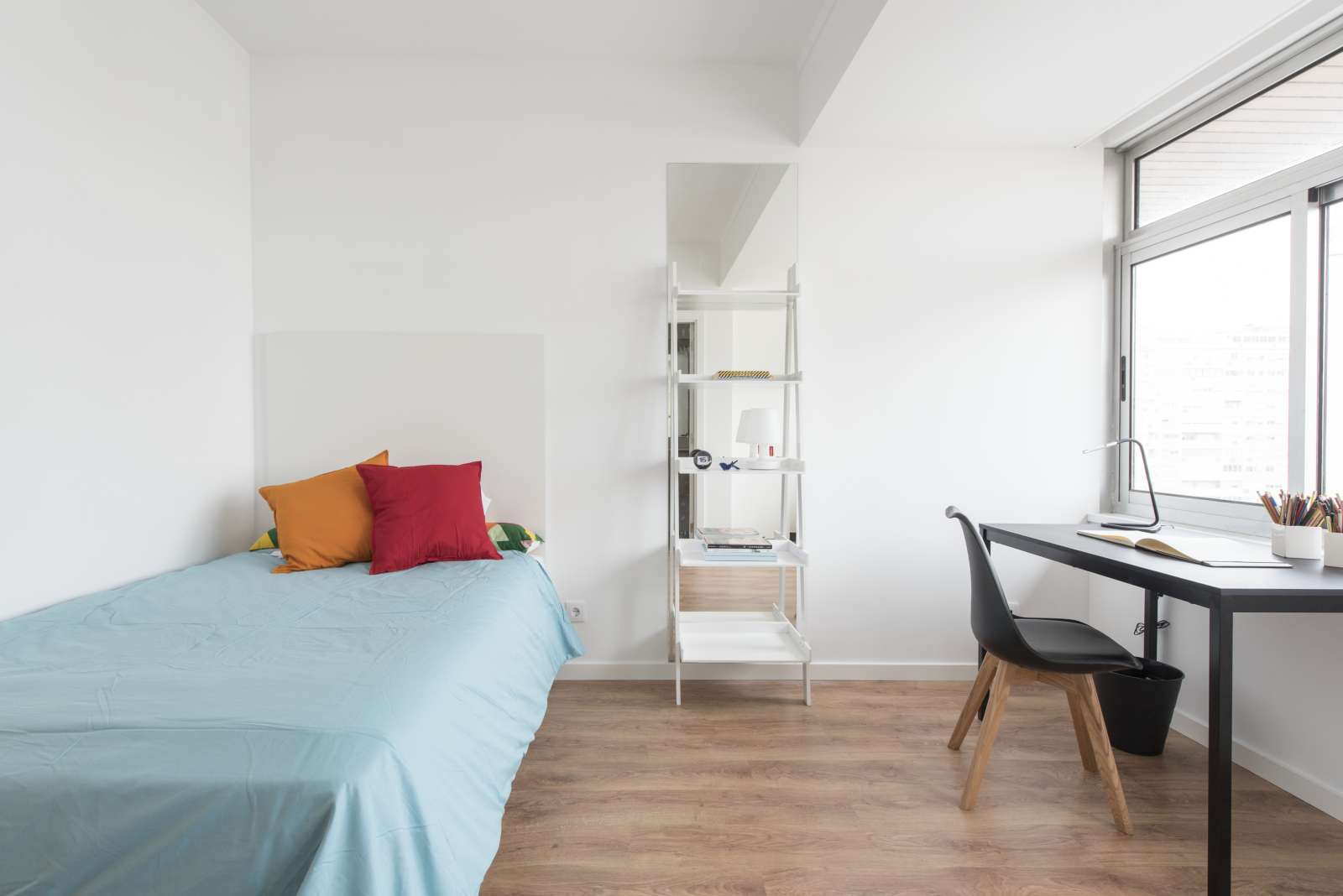 Double bed in Rooms for rent in 4-bedroom apartment near University of Lisbon in Alvalade