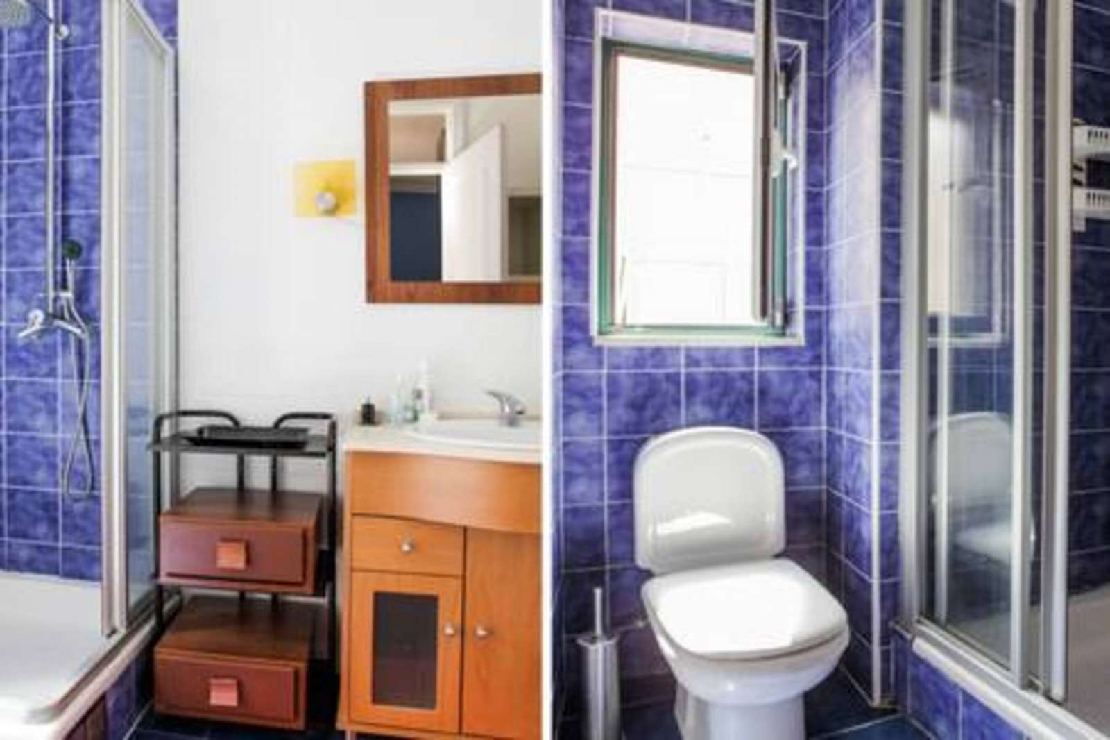 Double bed in Rooms for rent in sunny 5-bedroom apartment with AC in authentic Arroios