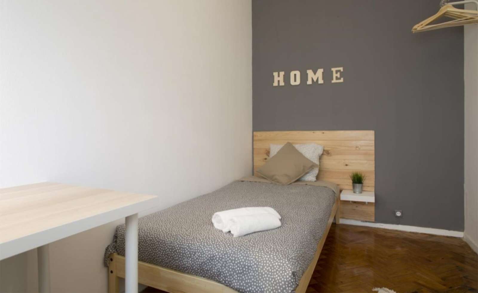 Rooms in 3-bedroom apartment with balcony and backyard