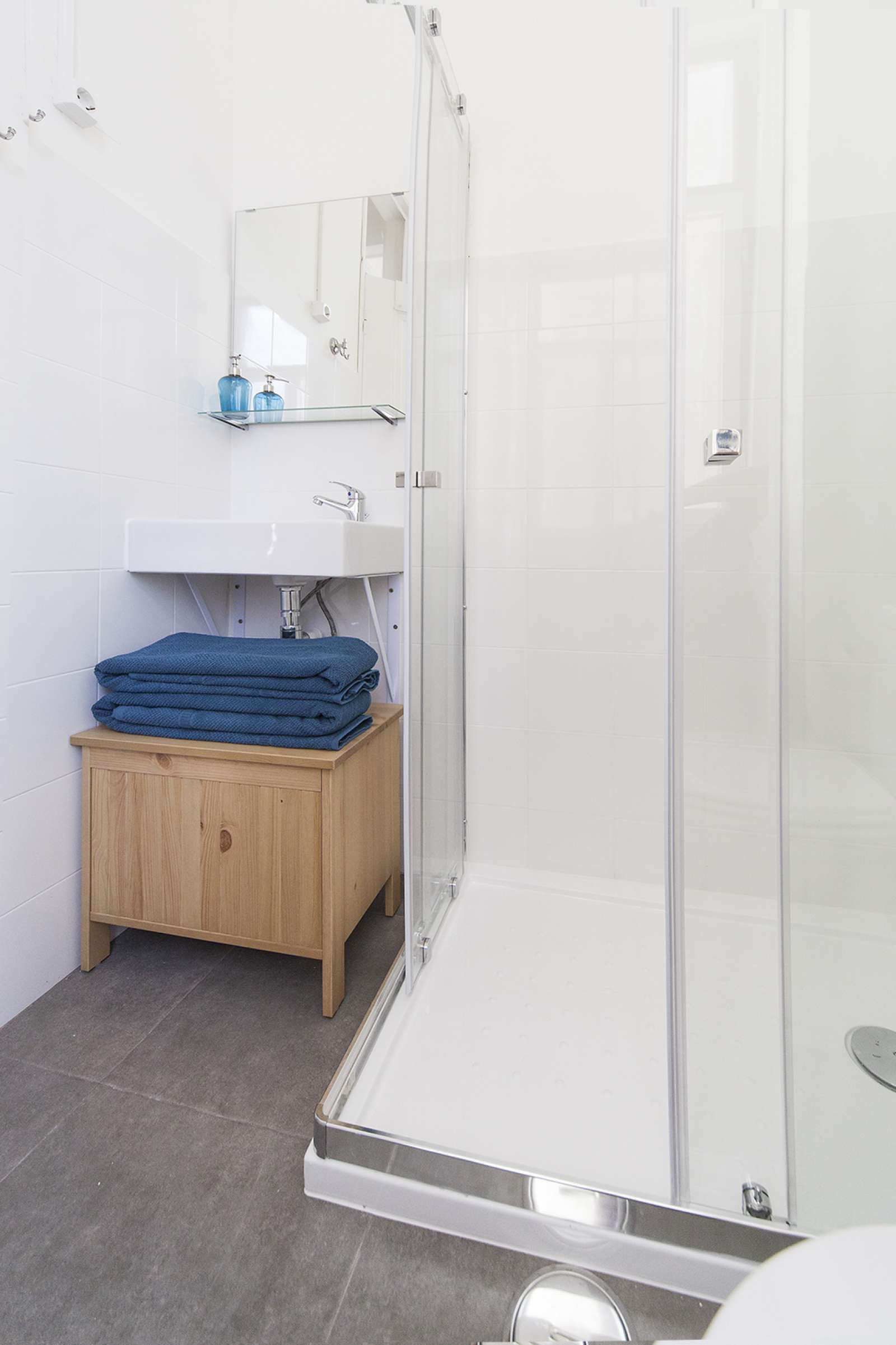 Double bed in Nice rooms for rent in 7-bedroom apartment near Nuno Álvares Garden