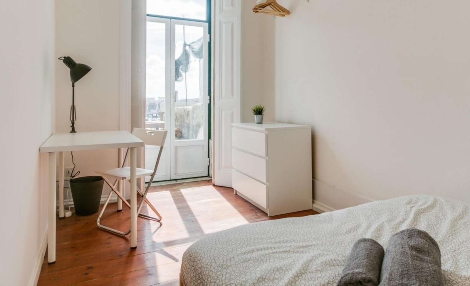 Double bed in Rooms for rent in 8-bedroom apartment near universities in Misericórdia