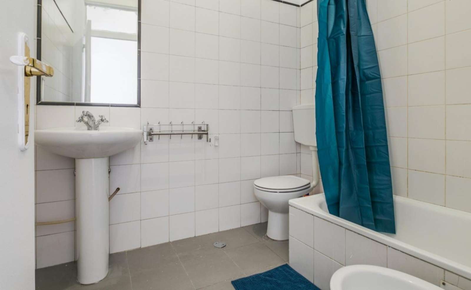 Double bed in Rooms for rent in 8-bedroom apartment near universities in Misericórdia