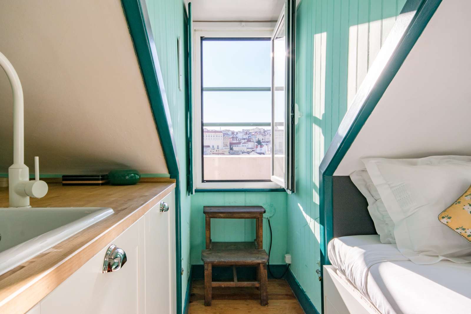 Impressive studio apartment for rent close to Figueira Square in Arroios