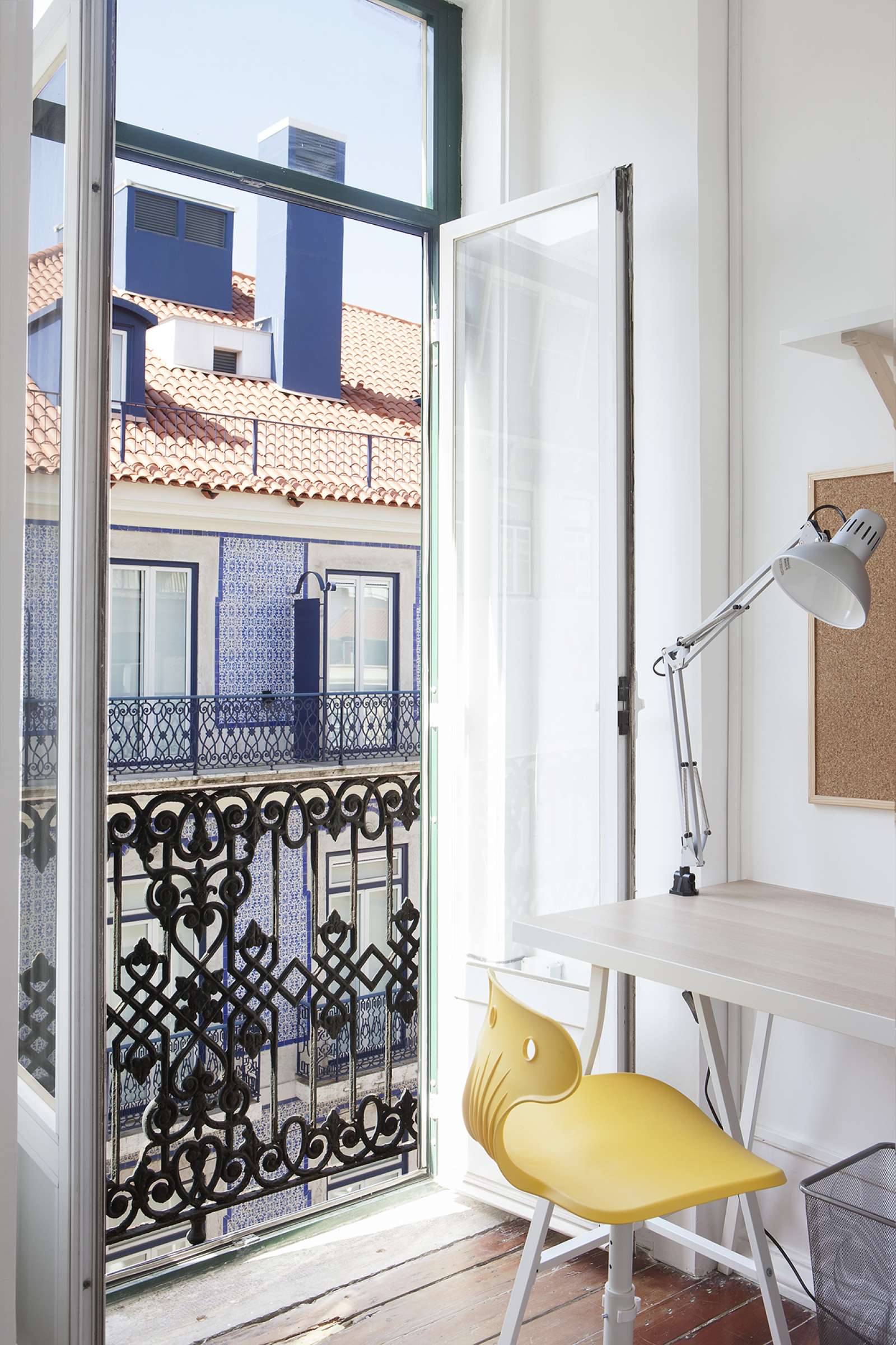 Twin Beds in Nice rooms for rent in 7-bedroom apartment near Nuno Álvares Garden