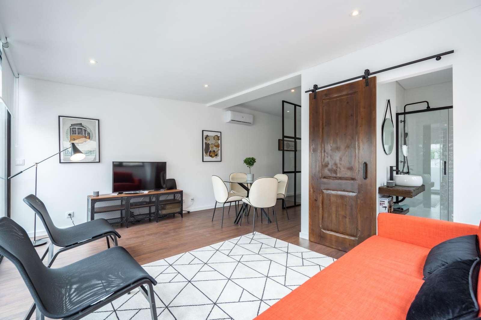 Fantastic 2-bedroom apartment for rent near Portuguese Cinematheque in Campo de Ourique