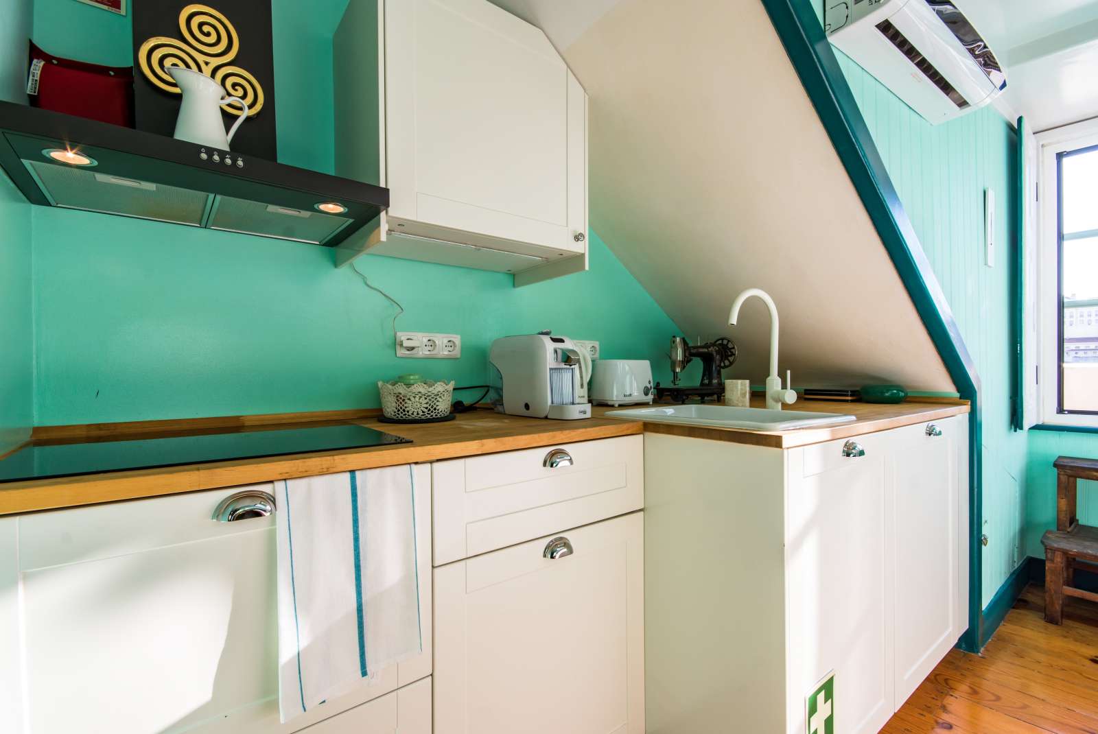 Impressive studio apartment for rent close to Figueira Square in Arroios